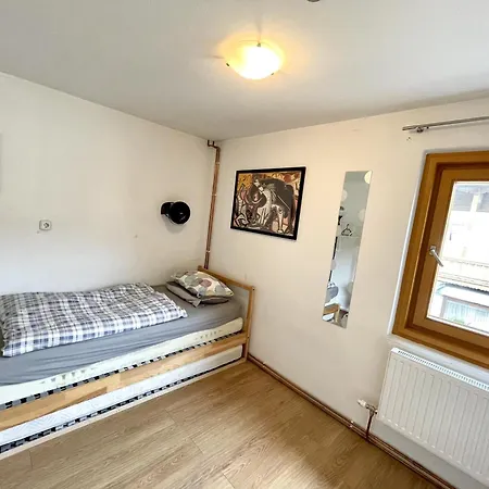 Adventure Hub: Gartenhäusl